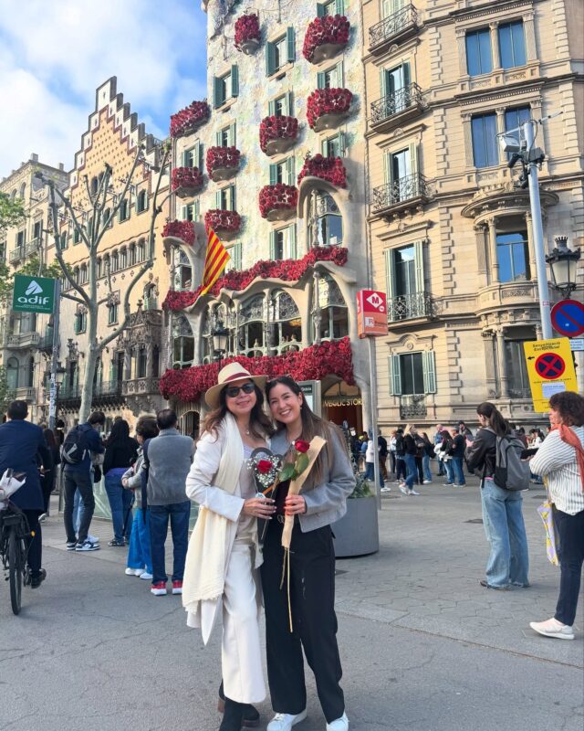 La reina de las reinas ✨
La que resuelve 
La que cuida
La que escucha
La que que parece fuerte pero en el fondo es tierna, dulce y risueña. Gracias por ser mi mamá ✨ Gracias por estar en mi vida ✨ te quiero @rosa.yui 
Feliz día de las madres a todas las mamis del mundo 🌎